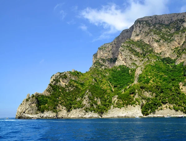 Rocas costeras de la isla de Capri, Italia . — Foto de Stock