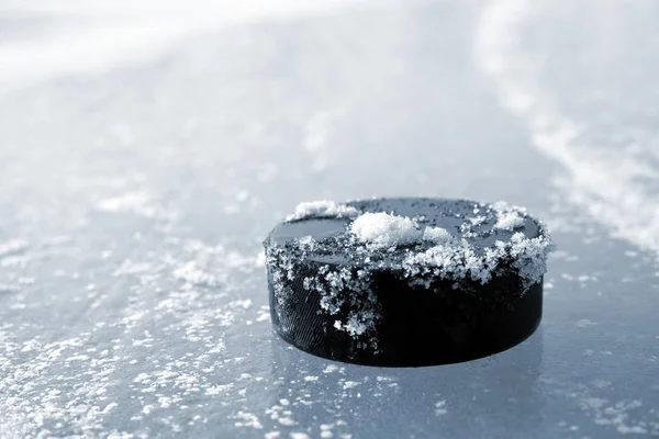 Hokey diski bir buz pateni pisti üzerinde. — Stok fotoğraf