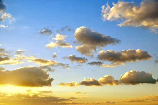 Céu colorido com nuvens ao pôr do sol . — Fotografia de Stock