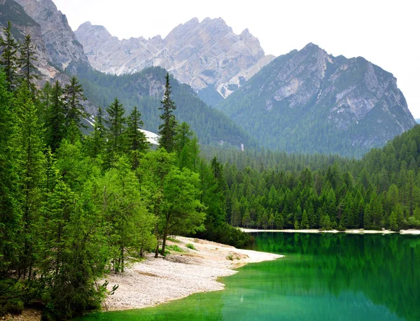 Lago di Braies (Pragser Wildsee) v pohoří Dolomity — Stock fotografie