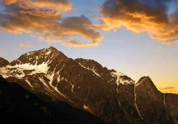 Bergskedja i dalen Antholzertal vid solnedgången — Stockfoto