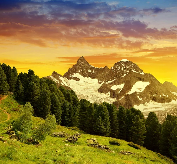 Horská Gabelhorn při západu slunce ve Walliských Alpách, Švýcarsko. — Stock fotografie