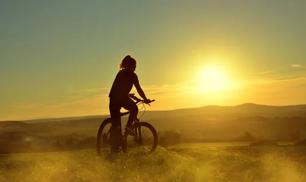 Chica en una bicicleta — Foto de Stock