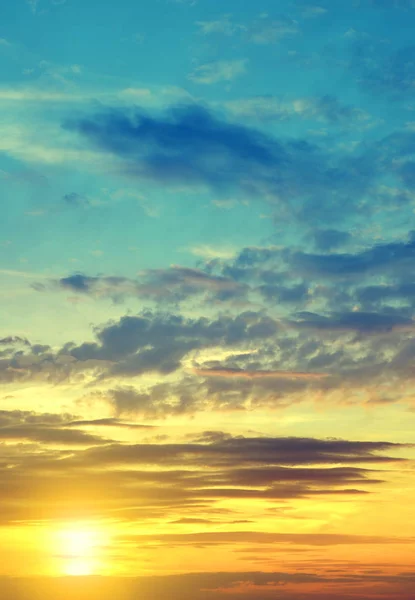 Ciel coloré avec nuages au coucher du soleil — Photo