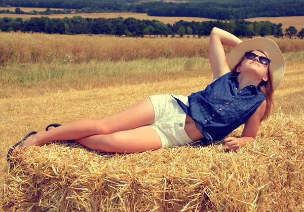 Chica en el campo . — Foto de Stock