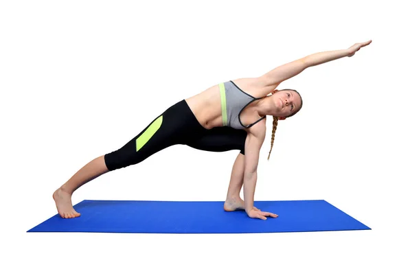 Junge Frau macht Yoga auf der Matte — Stockfoto