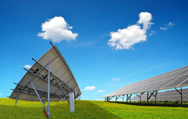 Paneles fotovoltaicos en el prado . — Foto de Stock