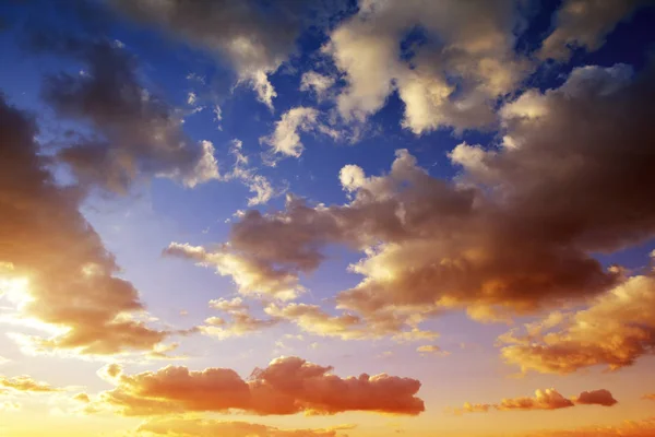 Kleurrijke hemel met wolken bij zonsondergang. — Stockfoto