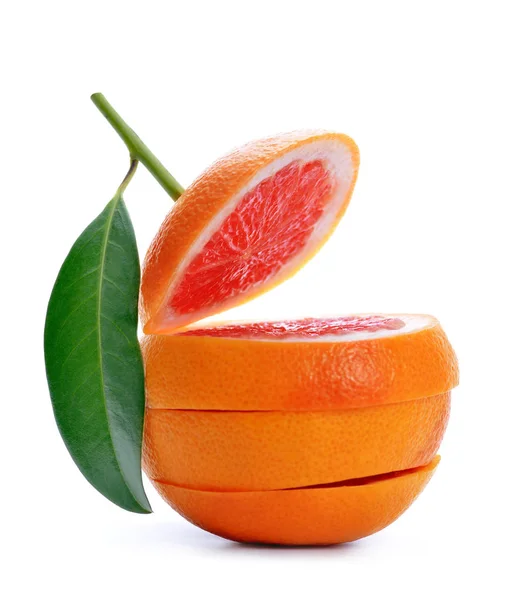 Gesneden grapefruit met groen blad — Stockfoto