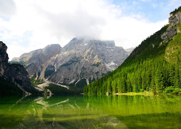 Lago di Braies v Dolomitských horách, Itálie — Stock fotografie