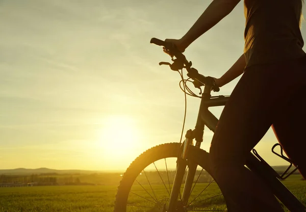 Silhouette of cyclist on bike — Stock Photo, Image