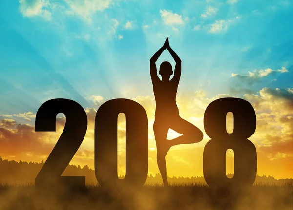 Mädchen üben Yoga im neuen Jahr 2018 — Stockfoto