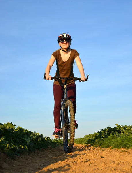 Fille équitation un vélo — Photo