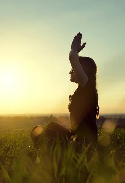 Fille faire du yoga sur prairie . — Photo