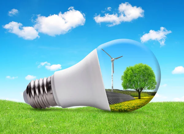 Lampadina Eco LED con pannello solare e turbina eolica . — Foto Stock