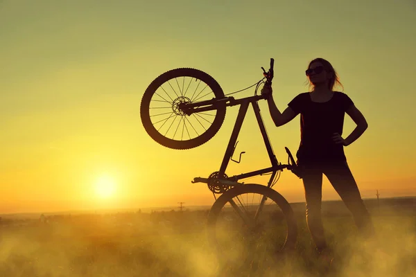 Menina com bicicleta — Fotografia de Stock