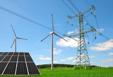 Rüzgar türbinleri ve elektrik pilon çayır üzerinde güneş paneli.