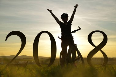 Neşeli kız bisikletle. Yeni yıl 2018 kavramı.