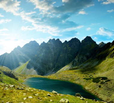 Dağ sırtı Bast ile göl Hincovo pleso, günbatımı, yüksek Tatras, Slovakya