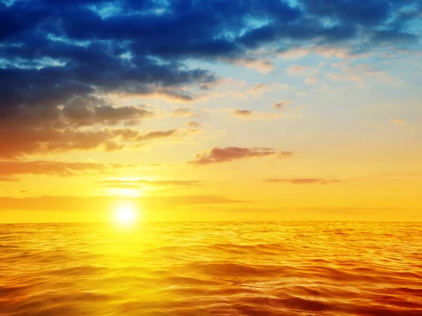 Farbenfroher Sonnenuntergangshimmel über dem Meer. — Stockfoto