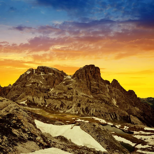 Krajobraz górski o zachodzie słońca w Sexten Dolomites. — Zdjęcie stockowe