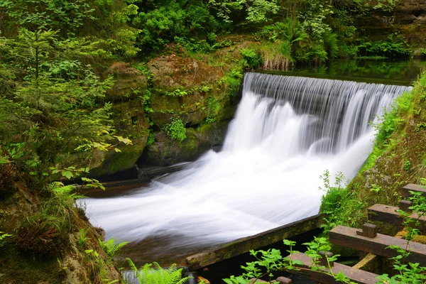 在国家公园捷克瑞士 Kamenice 河上的瀑布 — 图库照片