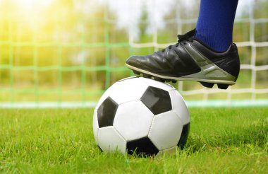 Futbol topu ve ayak futbolcu.