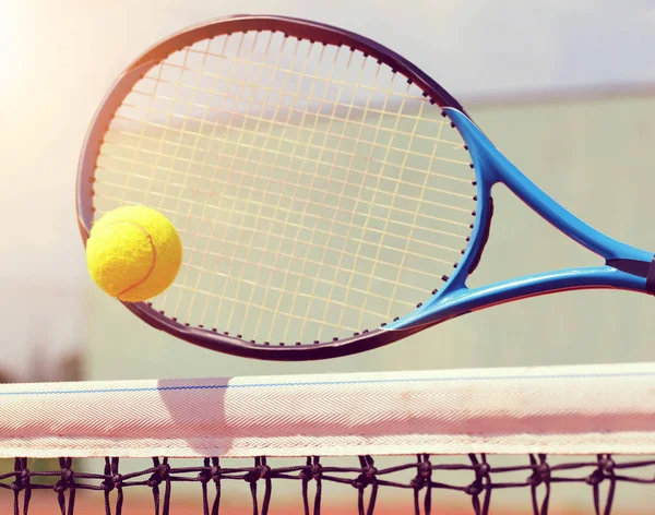 Raquete de tênis com bola. — Fotografia de Stock