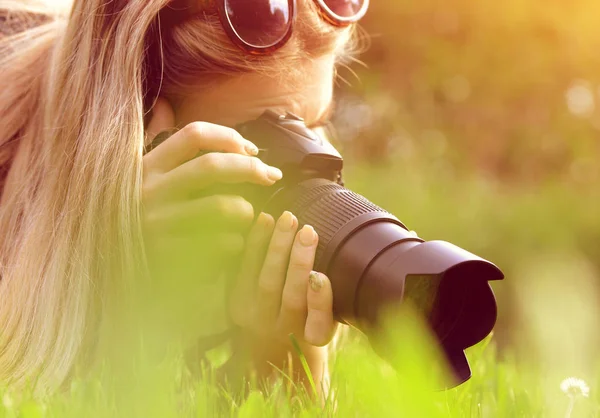 Vrouwelijke fotograaf neem foto. — Stockfoto