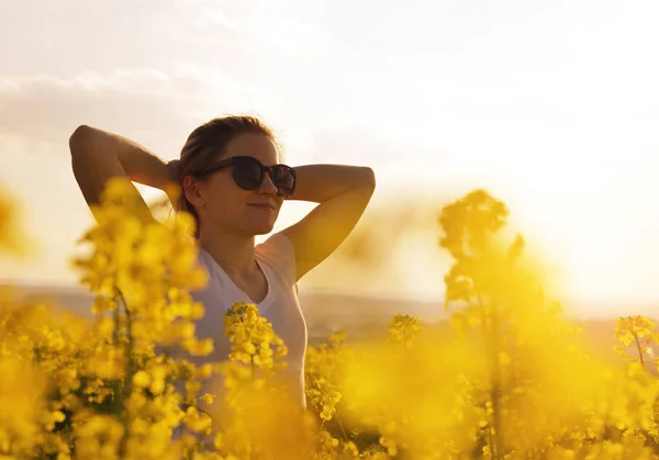 Young woman in the rapeseed field. — Stock Photo, Image