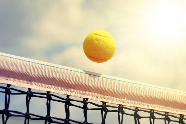 Vliegende tennisbal. — Stockfoto