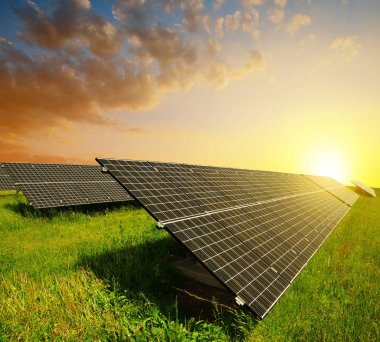 gün batımında güneş panelleri. 