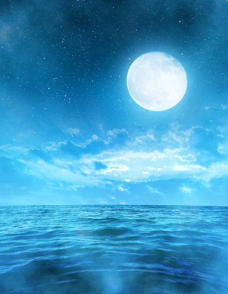 Nachtelijke hemel met volle maan boven de zee. — Stockfoto