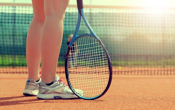 Giocatore di tennis con racchetta . — Foto Stock