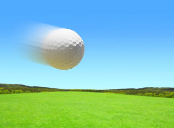 Vliegende golfbal. — Stockfoto