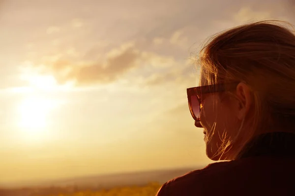 Fille avec des lunettes de soleil — Photo