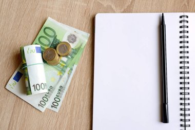 Ofis resepsiyon masası kalem, defter ve para ile. 