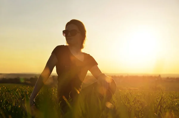 Meisje, yoga doen bij zonsondergang. — Stockfoto