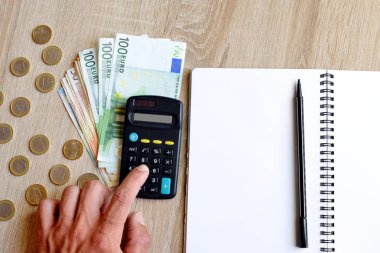 Ofis resepsiyon masası kalem, defter, hesap ve para ile.