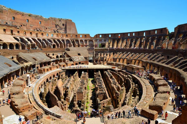 Anfiteatro Flavio o Coliseo con cielo azul en el fondo . — Foto de Stock