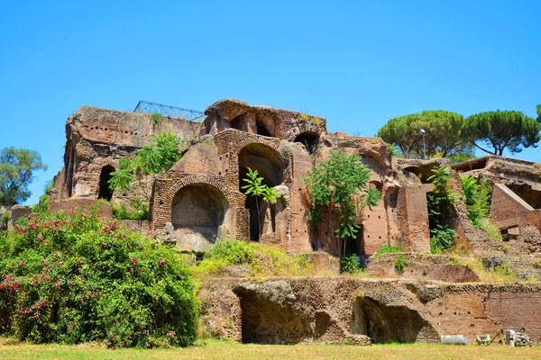 Oude Romeinse ruïnes op de Palatijn heuvel, Italië. — Stockfoto