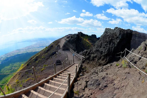 Turistaút vezet, a Vezúv vulkánra, Olaszország — Stock Fotó