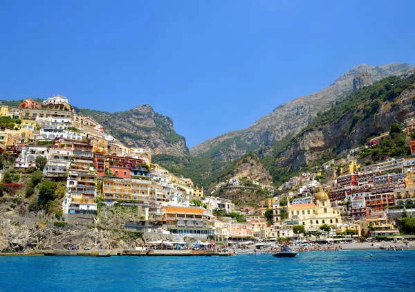 Visa från havet på en byn Positano, Italien. — Stockfoto