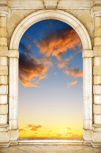 Puerta vieja en el cielo del atardecer dramático . —  Fotos de Stock