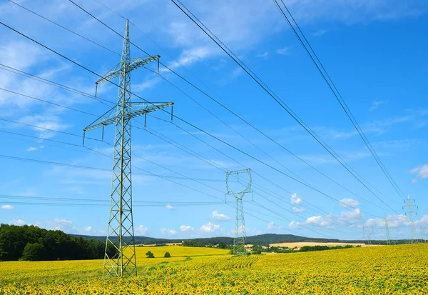 Högspänning kraftledningsstolparna. — Stockfoto