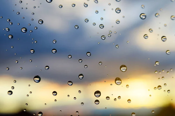 Wasser tropft nach dem Regen auf ein Fensterglas. — Stockfoto