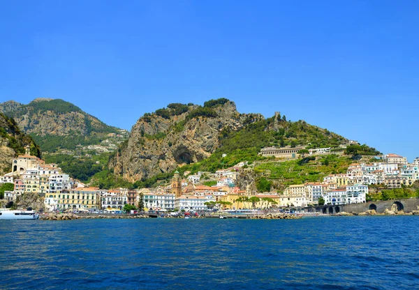 Ciudad de Amalfi en la famosa costa en el golfo de Salerno.Italia . — Foto de Stock