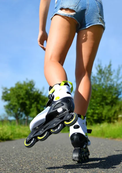 Pernas femininas em patins em linha . — Fotografia de Stock