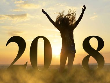 Yeni yıl 2018 şenlikte neşeli kız siluet.