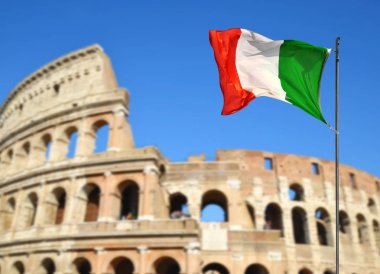 Arka planda Flavius veya Colosseum ile İtalyan bayrağı.